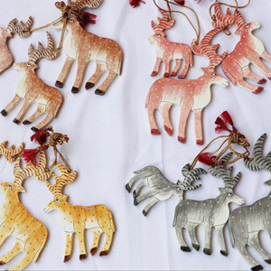Ensemble de rennes Décorations de Noël Ornements en papier mâché - Product Image 1