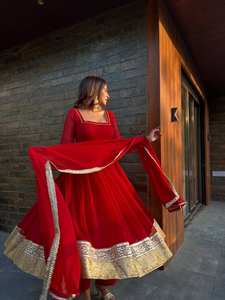 Conjunto de Vestido Anarkali Rojo con Flores, Diseño de Diseñador, Georgette con Bordado de Hilo y Lentejuelas, Anarkali y Pantalón con Dupatta - Product Image 2