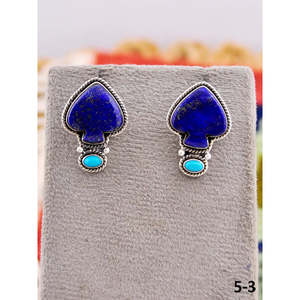 Pendientes de botón estilo Suroeste con lapislázuli y turquesa Kingman, hechos a mano con plata de ley y engaste de bisel por Post Spade - Product Image 1