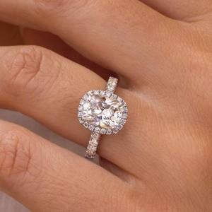 Bague de fiançailles Moissanite à coupe coussin allongée de 11x9mm | Halo Pave Band | OEM de bijoux fins de mariage de mariée en or ou en argent - Product Image 1