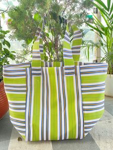 Bolsa de compras con cierre de cremallera reutilizable resistente al agua de nailon reciclado grande ecológico a rayas coloridas con asa suave para playa - Product Image 2