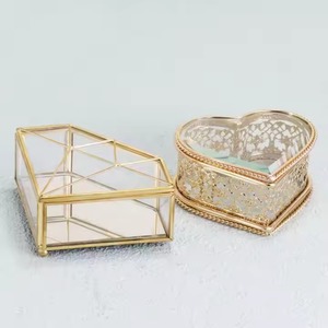 Boîte à bijoux en forme de coeur en laiton et en verre la plus vendue Qualité fantastique au prix de gros - Product Image 4