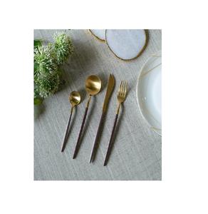 Juego de cubiertos portugueses chapados en oro de lujo Cuchara portátil de acero inoxidable Tenedor Cuchillo Diseño moderno Bodas Embalaje de metal a granel - Product Image 5