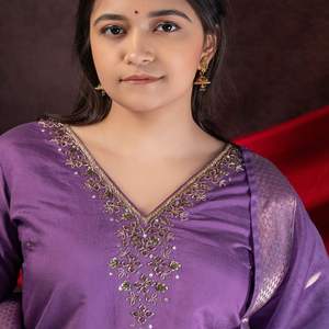 Conjunto de Kurti bordado de primera calidad en tela romana de viscosa con dupatta floral de trabajo de cuello delicado y ajuste elegante - Product Image 6