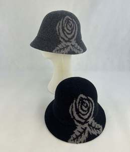 Chapeaux Bob en Laine Tricotés Personnalisés pour Femmes – Modèles Peintre Tendance et Colorés - Product Image 3