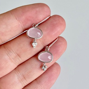 Boucles d'oreilles pendantes délicates en quartz rose ovale, rose blush, faites à la main, en argent sterling 925, cadeau de la Saint-Valentin, pierre ronde, dévotion - Product Image 3