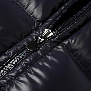 Gilet d'hiver Offre Spéciale pour hommes avec capuche épaisse détachable et tissu en toile brillante sans manches avec décoration de poche - Product Image 2