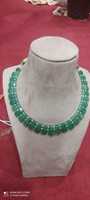Collier de perles fantaisie en pierre précieuse d'aventurine naturelle à facettes unilatérales et pépite un accessoire unique et élégant