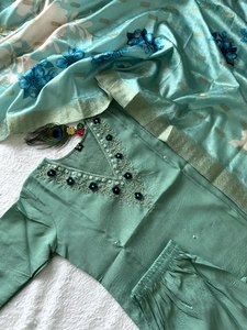 Ensemble Kurti pantalon droit vintage en rayonne pour femmes avec dupatta Collection Vêtements de fête Salwar à prix de gros - Product Image 5