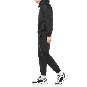 ชุดวอร์มกันลมแบบมีฮู้ดสำหรับฤดูหนาว ขายดีที่สุด ดีไซน์เรียบง่าย ระบายอากาศได้ดี มีแผงตาข่าย ปิดด้วยเชือกผูก เหมาะสำหรับออกกำลังกาย ผู้ชาย OEM 2026 - Product Image 1