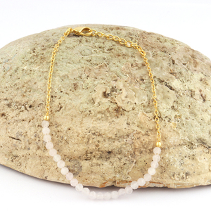 Magnifique bracelet minimaliste rond en perles de calcédoine blanche, chaîne à maillons plaquée or, bracelet perlé avec fermoir mousqueton - Product Image 3