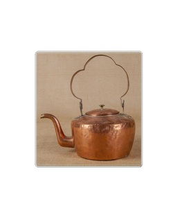 Hervidor de cobre hecho a mano con pátina antigua y boquilla curva, perfecto para la decoración de la cocina de granja y el uso de la estufa - Product Image 1