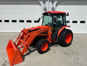 Tracteur agricole compact Kubota LA514 d'occasion avec chargeur frontal, transmission intégrale, cabine fermée, surveillance à distance, 12V - Product Image 1