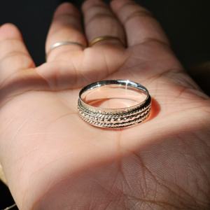 Elegante anillo de tres bandas giratorias con diseño popular de piedras preciosas de plata Lisa para fiesta de boda o anillo giratorio elegante de compromiso - Product Image 3