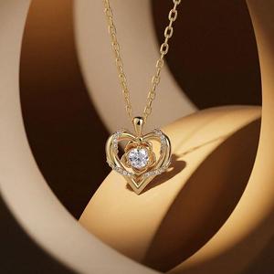 Collar Jeulia Personalizado con Colgante de Corazón de Moissanita de Corte Redondo Clásico para Boda - Product Image 5