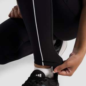 Leggings sans couture Tone Luxe, conçus sur mesure, en spandex/nylon noir respirant, adaptés aux grandes tailles, avec logo personnalisé et bande décorative latérale. - Product Image 6