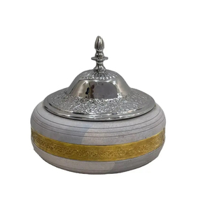Casserole de style vintage avec base en verre texturé et couvercle noir décoratif, chauffe-plats élégants et plat de service - Product Image 5