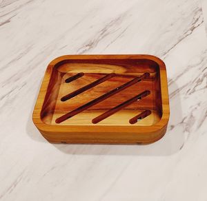 Porte-savon moderne en bambou fait à la main, écologique, pour le comptoir de la salle de bain, avec design de drainage, disponible chez Worldwide Supply - Product Image 2