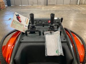 Mini-chargeuse sur pneus Hurricane HRC600L/SCL1000/V1000, moteur puissant à haute efficacité, garantie 4 ans, pompe moteur 900 kg, 48V/220V - Product Image 5