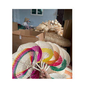 Artisanat traditionnel vietnamien couleur naturelle bambou ventilateur à main été main feuille de palmier paille canne rotin tissé ventilateurs - Product Image 1