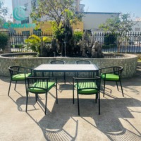 Ensemble de salle à manger d'extérieur contemporain, structure en aluminium, chaise et table légères et durables, coussins imperméables pour jardin, parc, villa
