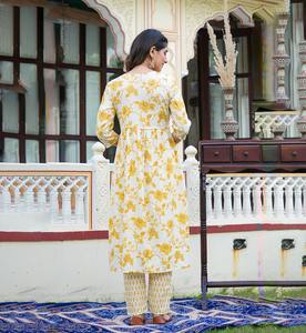 Décontracté Jaune Floral Brodé Anarkali Kurta avec Pantalon & Motif Dupatta-Décoré Cheville-Longueur - Product Image 3