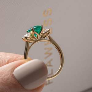 Bague Moissanite verte à trois pierres bague de fiançailles Moissanite ovale et 1.50 carats coupe ronde bague de mariage en or 14 carats trilogie diamant - Product Image 3