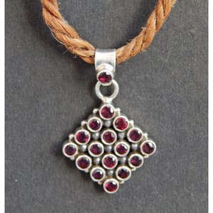 925 argent Sterling naturel grenat pendentif janvier pierre de naissance pendentif carré bijoux en or faits à la main numéro Unique motif cadeau - Product Image 4