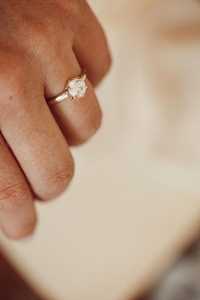 Anillo de compromiso redondo de moissanita, racimo sólido, de 925 Ley Plata, banda chapada en oro de 14K, joyería elegante, regalo para ella - Product Image 2