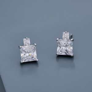Pendientes de Diamante Geométricos con Corte Princesa en Oro Rosa de 14k y 18k - Product Image 2