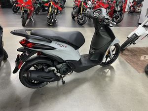 Scooter Moto Piaggio Liberty 150 S 2024 Personnalisable ODM DIY Garantie 5 Ans Disponible à la Vente - Product Image 5