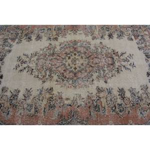 พรมตุรกีโบราณสีเบจสีส้มคลาสสิคขนาด5.6x8.8ฟุตงานปะทำด้วยมืองานปะขนสัตว์ด้านหลังของห้องนั่งเล่นสไตล์ทาบริซ - Product Image 5