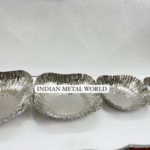 Bol décoratif en métal argenté fabriqué à la main pour la décoration intérieure et le service Bol à chocolat au design unique à bord ondulé au prix de gros - Product Image 2