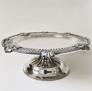 Plato de pastel redondeado Centro de mesa Soporte decorativo Ocasión especial Soporte de pastel de metal decorativo hecho a mano - Product Image 1