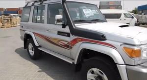 Land Cruiser neuf, transmission intégrale, sièges en cuir, régulateur de vitesse adaptatif, option GCC, conduite à gauche - Product Image 3