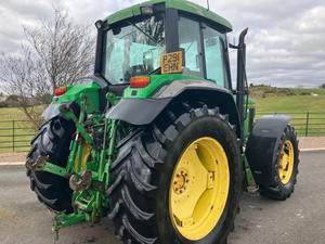 Johhn Deere 6900 4 WD con varillaje delantero Ruedas anchas 50% Neumáticos ex Tractor agrícola arable inglés En buen funcionamiento - Product Image 3