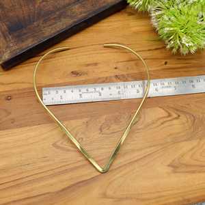 Collier ras du cou bohème en laiton uni en forme de V doré, collier ajustable pour bijoux de festival. - Product Image 2