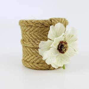 Anillo de Servilleta de Yute Hecho a Mano con Detalle de Flor Blanca para Decoración del Hogar Estilo Boho y Arreglos de Mesa para Fiestas, Venta al por Mayor desde India - Product Image 1