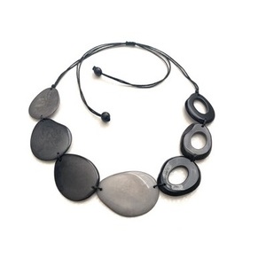 Top 10 collier de perles en résine vintage-moderne avec placage naturel pour les fêtes de mariage fiançailles vêtements de Noël et de bureau - Product Image 2