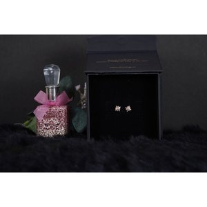 Boucles d'oreilles tendance en argent sterling en forme de flocon de neige avec diamant taille poire et placage or rose - Product Image 2