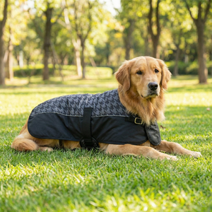 Abrigo para Perro con Estampado de Pata de Gallo, Color Gris Negro, Elegante, Chaqueta de Invierno para Mascotas, Cinturón Ajustable, Duradero, Plegable, Ligero, Acolchado Suave, Cálido para Exteriores - Product Image 1