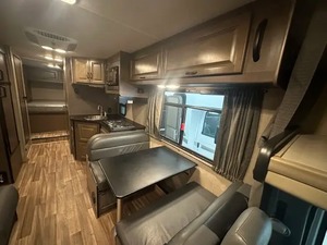 Autocaravana T-h-o-r Mo-t-o-r Coach MAJESTIC 28A Usada del 2020, en Buen Estado, Alto Rendimiento, Disponible para la Venta - Product Image 2