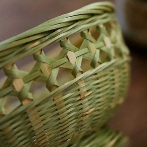 Panier de rangement en bambou tissé à la main-Plateau de décoration rustique élégant avec motifs pour servir des fruits ou des légumes - Product Image 3