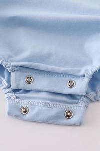 Ropa Infantil Honeydew, Lindo Vestido Azul Burbuja para Bebé con Bordado de Fresa, Algodón Suave Lavable, Traje de Verano con Cierre de Broche - Product Image 5