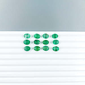 Esmeraldas naturales de Zambia calibradas en forma ovalada de 7x9 mm, piedras preciosas facetadas sueltas para la fabricación de joyas, listas para usar. - Product Image 2