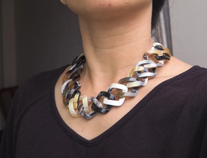 Collar de Lujo Hecho a Mano con Cuerno de Búfalo, Joyería Natural y Sostenible para Mujer, Alta Calidad - Product Image 6