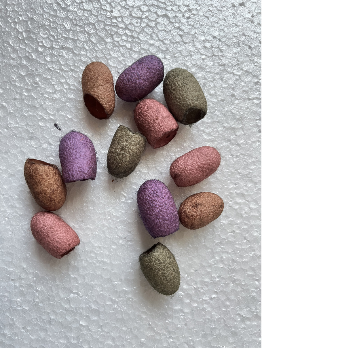 Окрашенные коконы из шелка тутового шелкопряда розового и фиолетового цвета идеально подходят для искусства и поделок и подходят для перепродажи