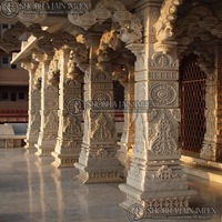 Piliers de mariage en bois de style Maharaja de Shobha Jain Impex, inspirés des temples d'Inde du Sud, pour la décoration de mariage à Delhi.