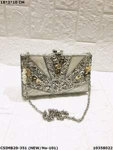 Embrayages de soirée artisanaux exquis ornés de pierres de cristal et d'accents de laiton Chaque pochette présente une élégance luxueuse - Product Image 6