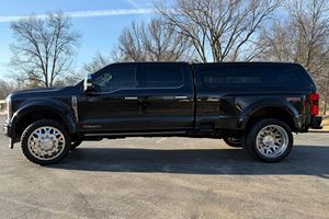 Ford F-450 Super Duty Limited 4x4 d'occasion en bon état, 2024, moteur V8 turbodiesel 6,7 litres haute performance, 4 roues motrices, pack tout-terrain FX4 - Product Image 3